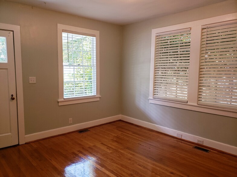 Living Room - 2800 Grace St