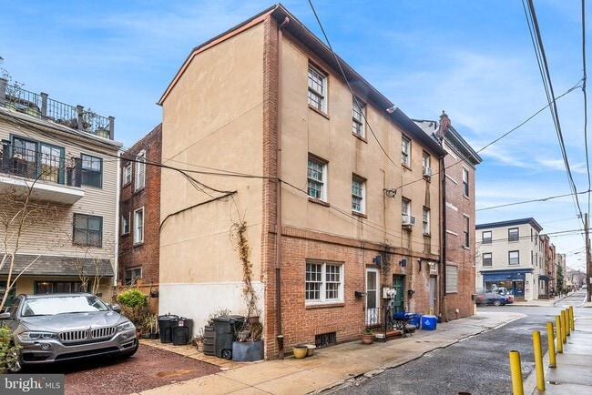 Building Photo - 904 S Delhi St