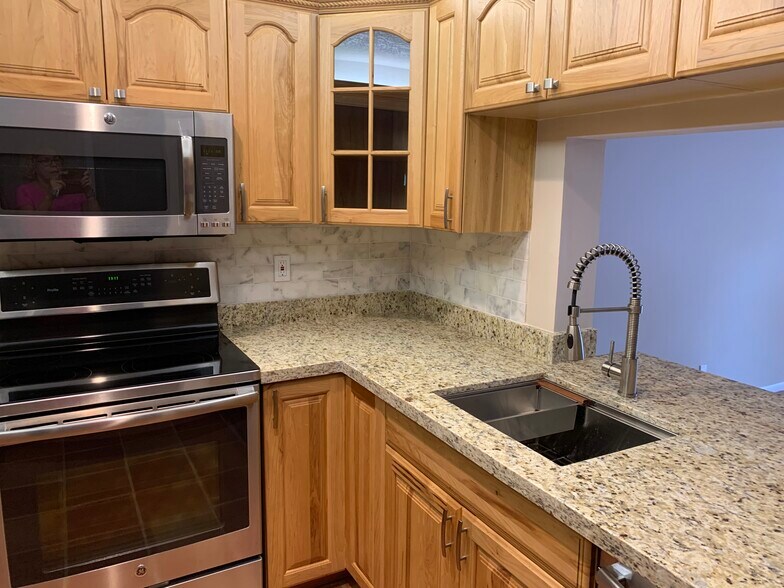 Kitchen - 921 SE 13th St