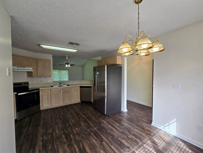 Building Photo - Move-In Special 1/2 Off First Months Rent