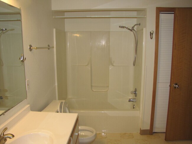 Building Photo - 523