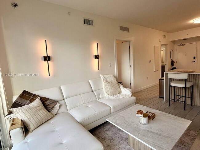 Building Photo - 321 NE 26th St