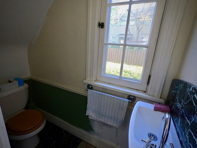 Building Photo - 9/1 Beautiful Hidden GEM. 2 Blocks from Wa...