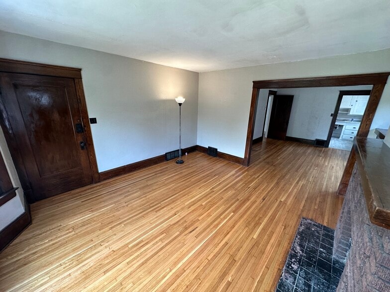 Building Photo - 1302 W 102nd St