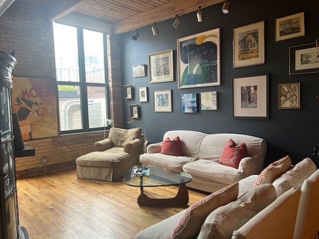 Building Photo - 1140 W Cornelia Ave