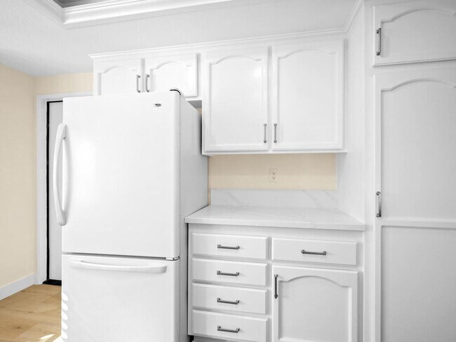 Building Photo - Harbor Pointe - Carlsbad gated community less than one mile to the beach