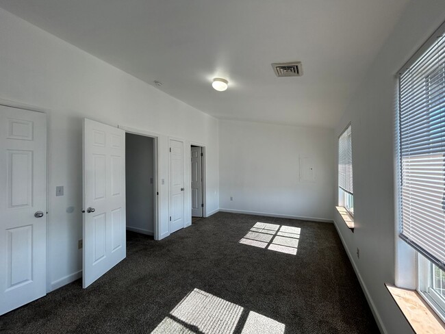 Building Photo - 3 Bedroom / 2.5 Bathroom Townhouse in SW R...