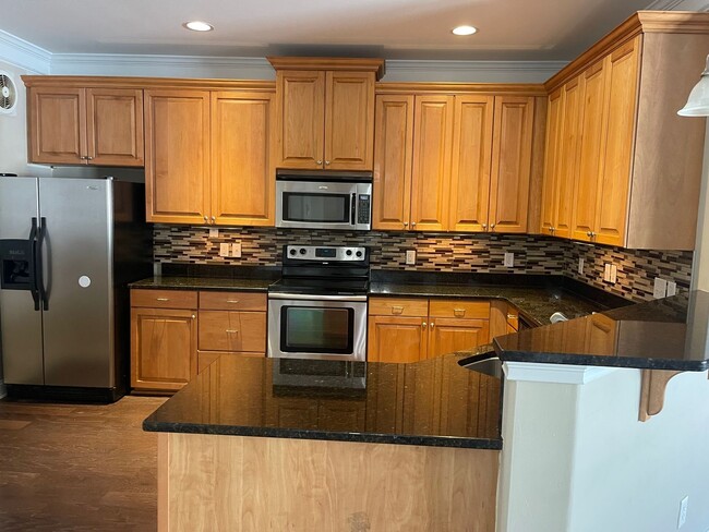 Building Photo - Just painted! Gated Community w/ Pool & Gym