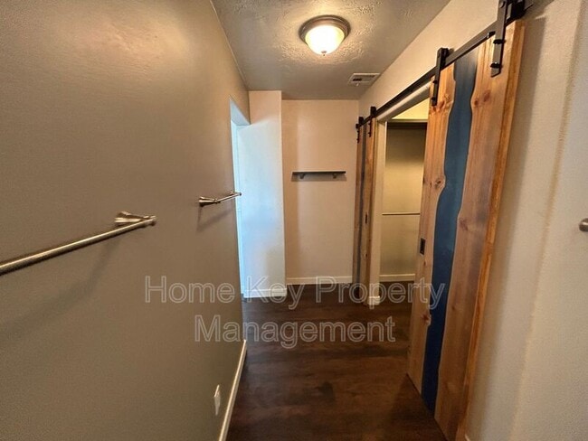 Building Photo - 3165 Crestview Dr
