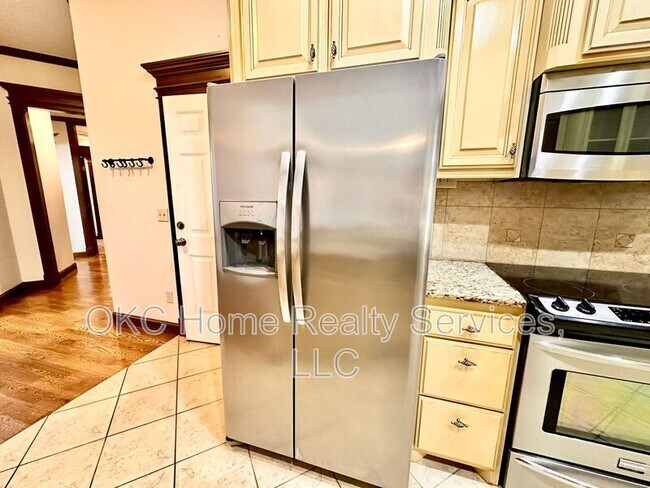 Building Photo - 1216 NW 190th Pl