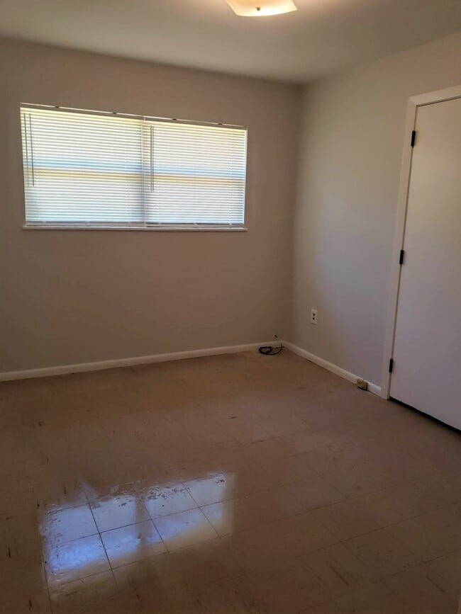 Building Photo - 3 bed 1 bath house with garage