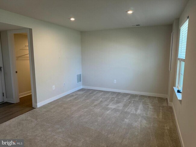 Building Photo - 927 Ericcson Ln