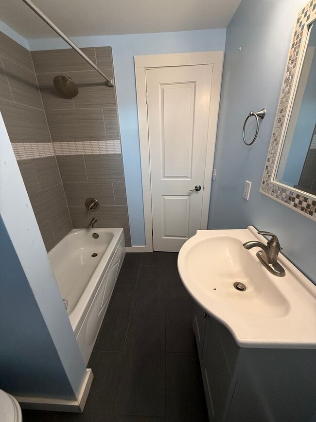 Building Photo - Dunbar Ave (121)