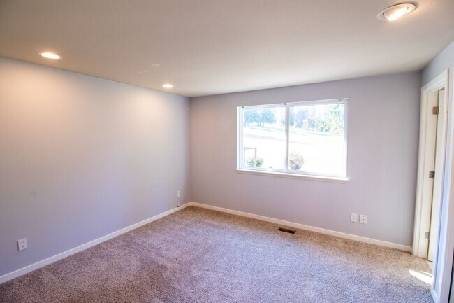 Building Photo - 5Bd/2.5Ba Redmond Home