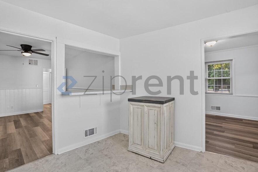 Building Photo - Unit