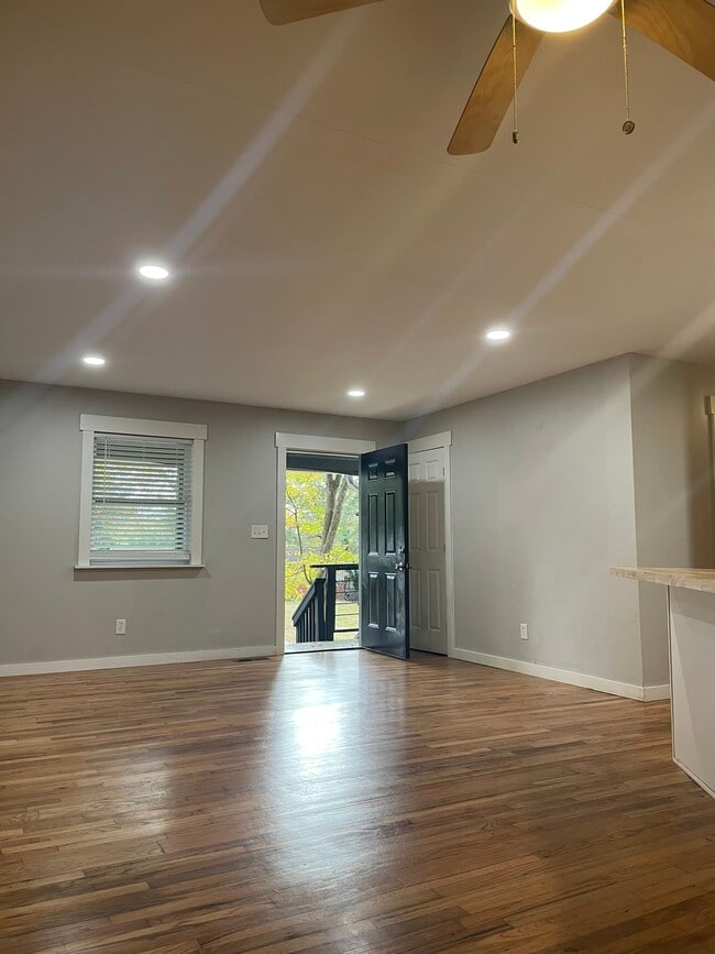 Building Photo - 611 Inglewood Dr