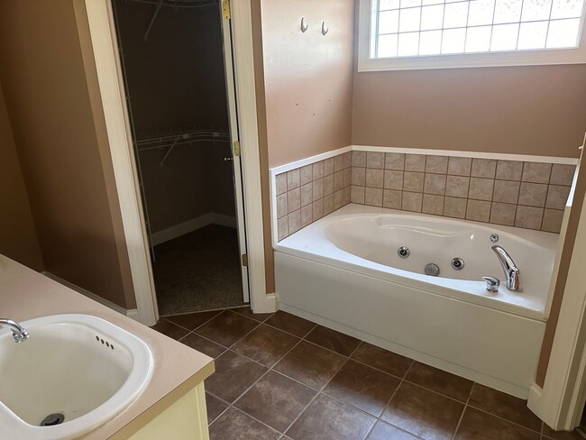 Building Photo - Welcome to this stunning 4 bedroom, 3 bath...