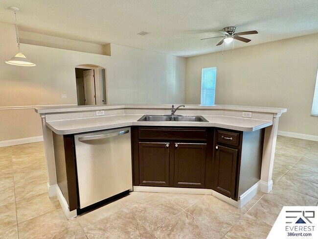 Building Photo - 16 Pinelynn Dr