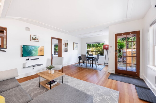 Building Photo - 11520 Roosevelt Way NE