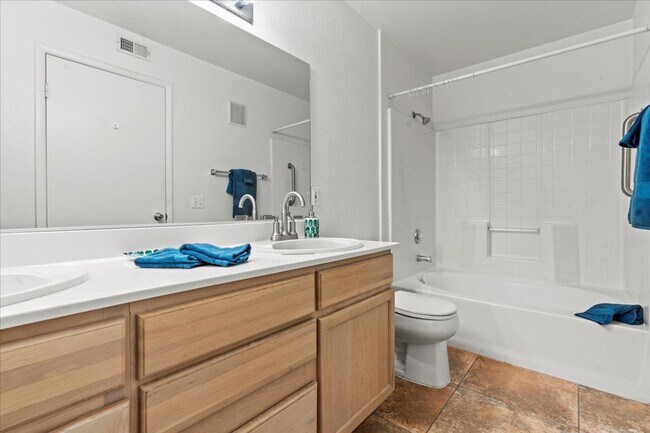 Building Photo - Bright, Modern 2 Bedroom Upstairs Condo, Community Pool, Gated, Covered Parking