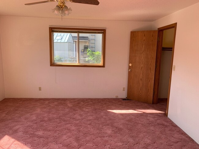 Building Photo - Large 2 Bedroom Hucrest Home! 1 Year Lease Required