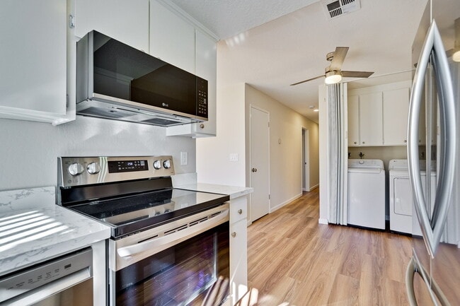 Building Photo - Newly Remodeled 3BR, 2BA, 1,117sf Duplex w...