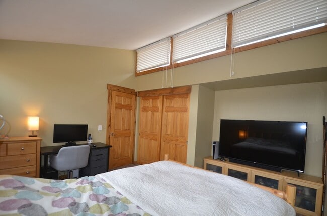 Building Photo - Flexible lease terms! Year available! Pets Negotiable!  Walk to town, community hot tub!