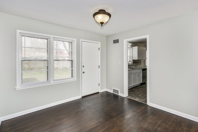 Building Photo - GORGEOUS 4 bedroom 2 bath Ranch!