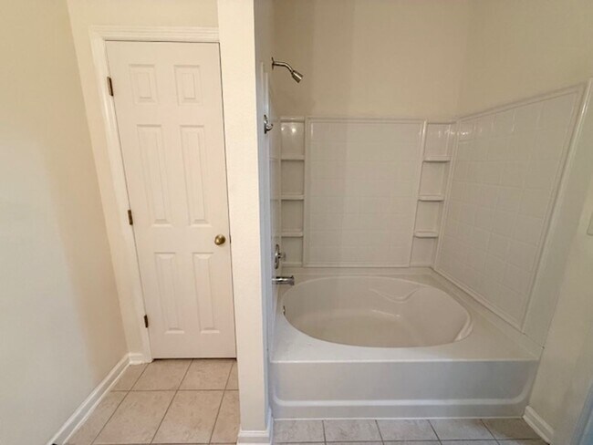 Building Photo - Beautiful 2-Bedroom Townhome with Loft and...