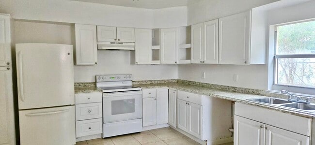 Building Photo - 2325 Johnson St