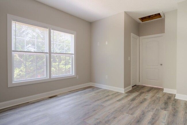 Building Photo - Oak Tree Townhome | 3 Bed 2 Bath | End Uni...