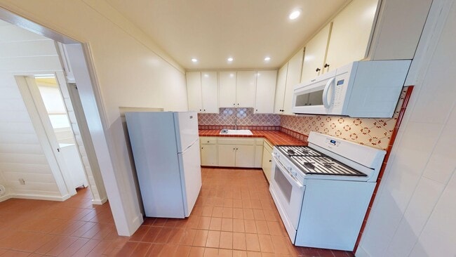 Building Photo - Charming Detached 1-Bedroom