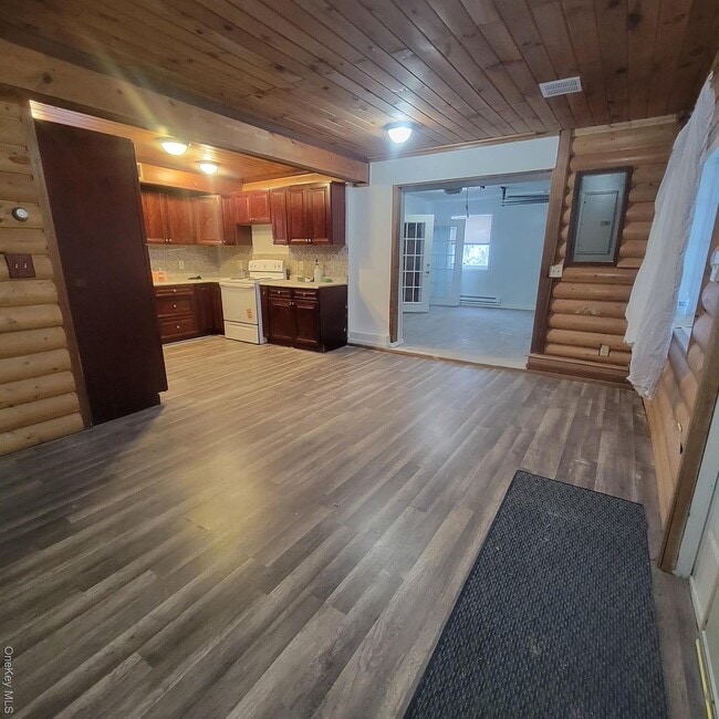 Building Photo - 5 Elm St