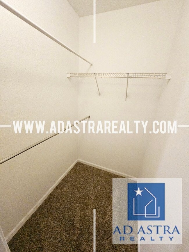 Building Photo - 2 Bedroom 2 Bath Townhouse in North Kansas...