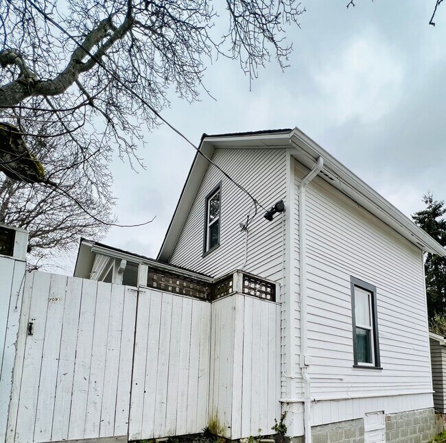 Building Photo - Phinney Ridge Cottage