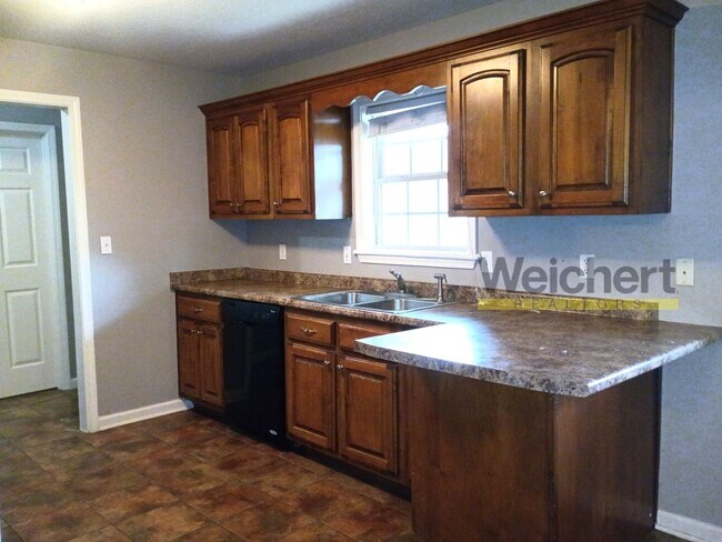 Building Photo - Comfortable 3BR/2BA with Garage & Fenced Backyard