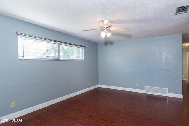 Building Photo - 136 Valencia Dr