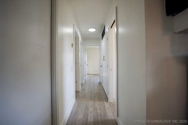 Building Photo - 420 Meadowbrook Ln