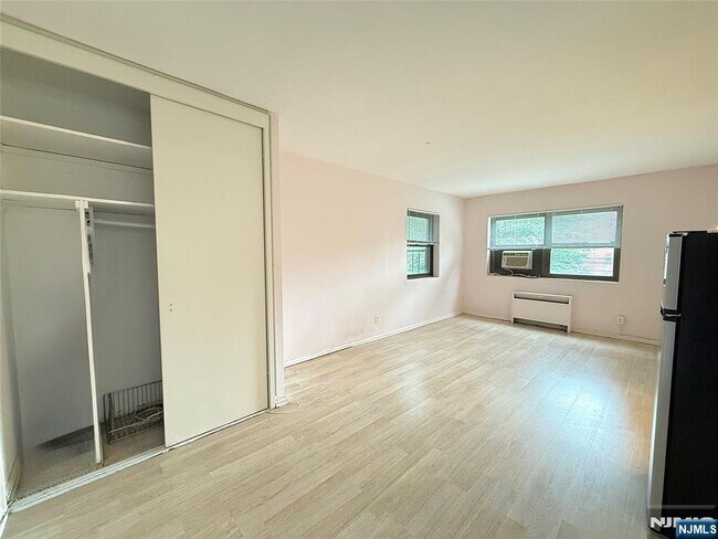 Building Photo - 401 Park Ave