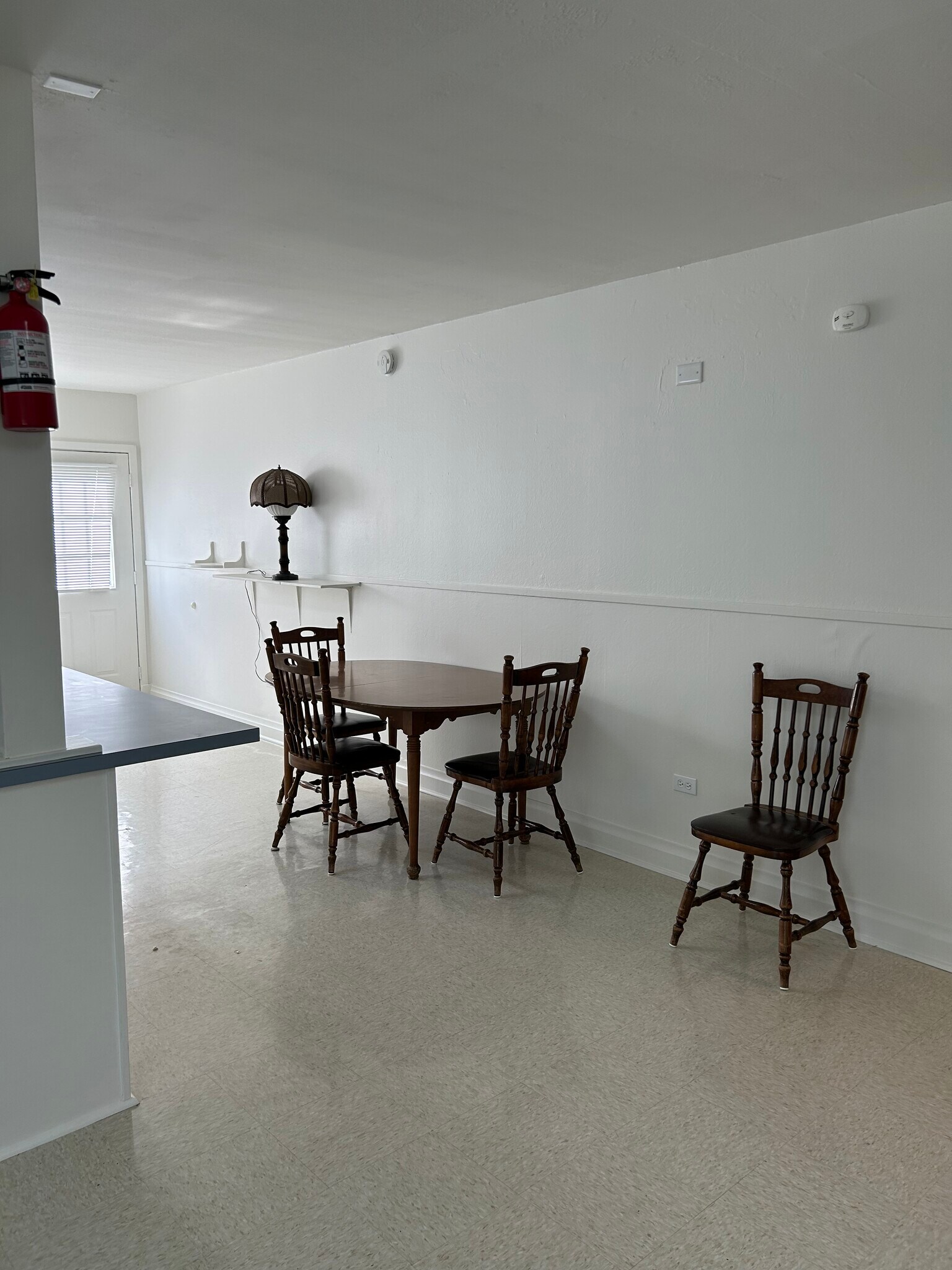 Dining table and four padded chairs - 5308 LA-1