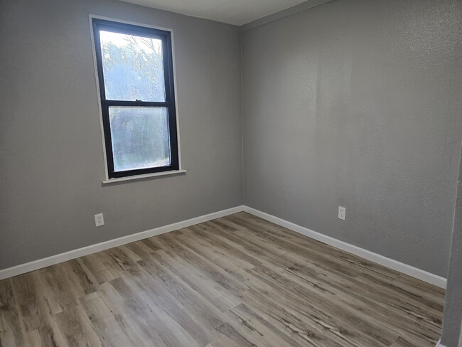 Building Photo - Beautiful 3BR/1BA Home on East Edgar Avenue