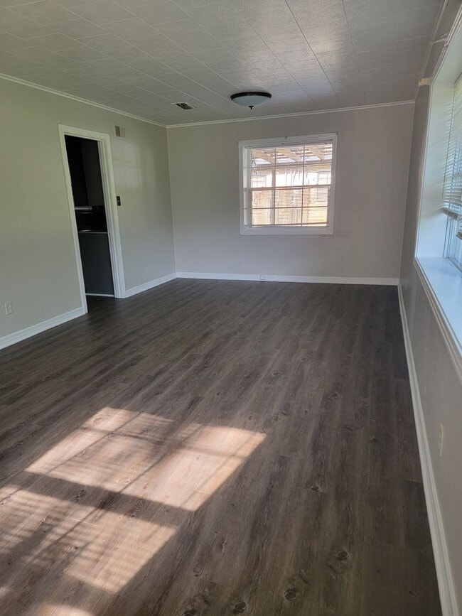 Building Photo - $300 Off 1st Month Special