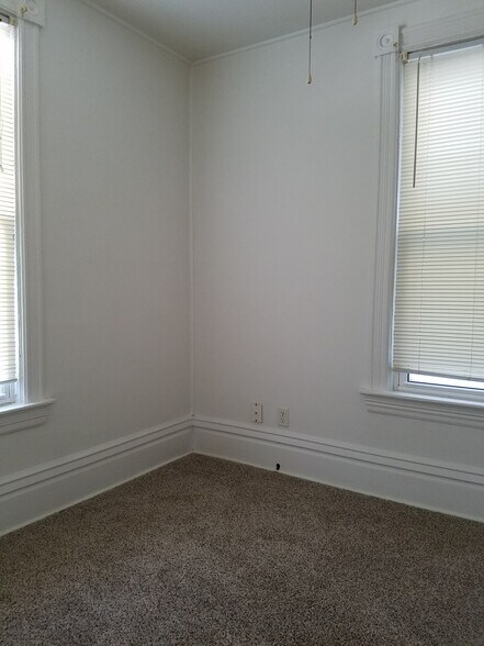 upstairs den/small bedroom - 556 Rose Ave E