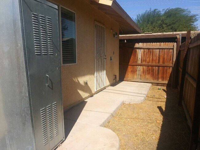 Building Photo - 1557 Ross Ave