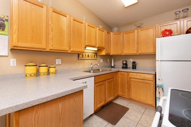 Building Photo - 3 Bedroom Townhome in South Fargo