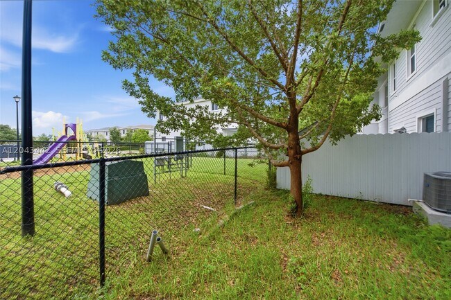 Building Photo - 1774 SE 9th Ave