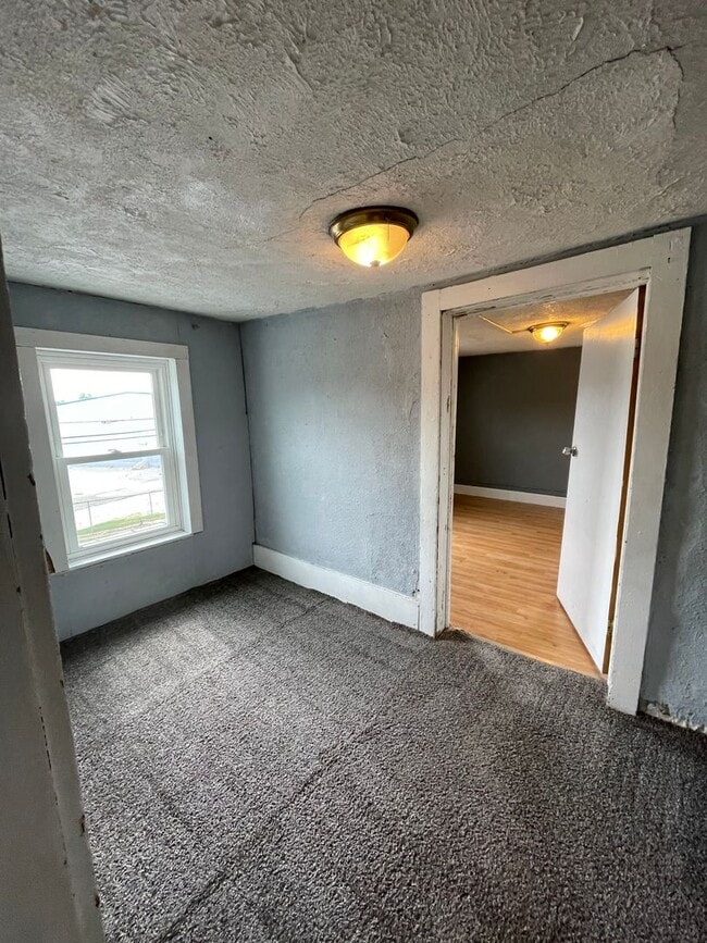 Building Photo - Four Bedroom Available August in Delphi