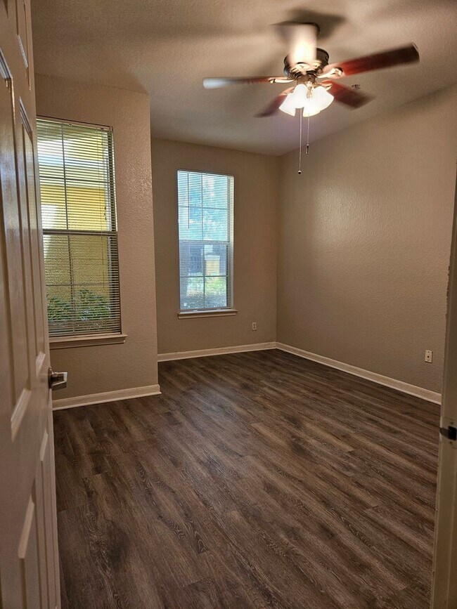 Building Photo - Available now 2bed 2bath Downtown Orlando ...