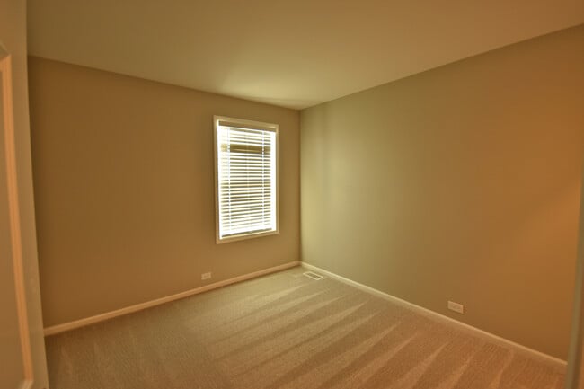 Building Photo - 1625 College Green Dr