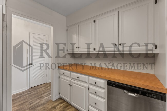 Building Photo - 2210 W Columbine Ln